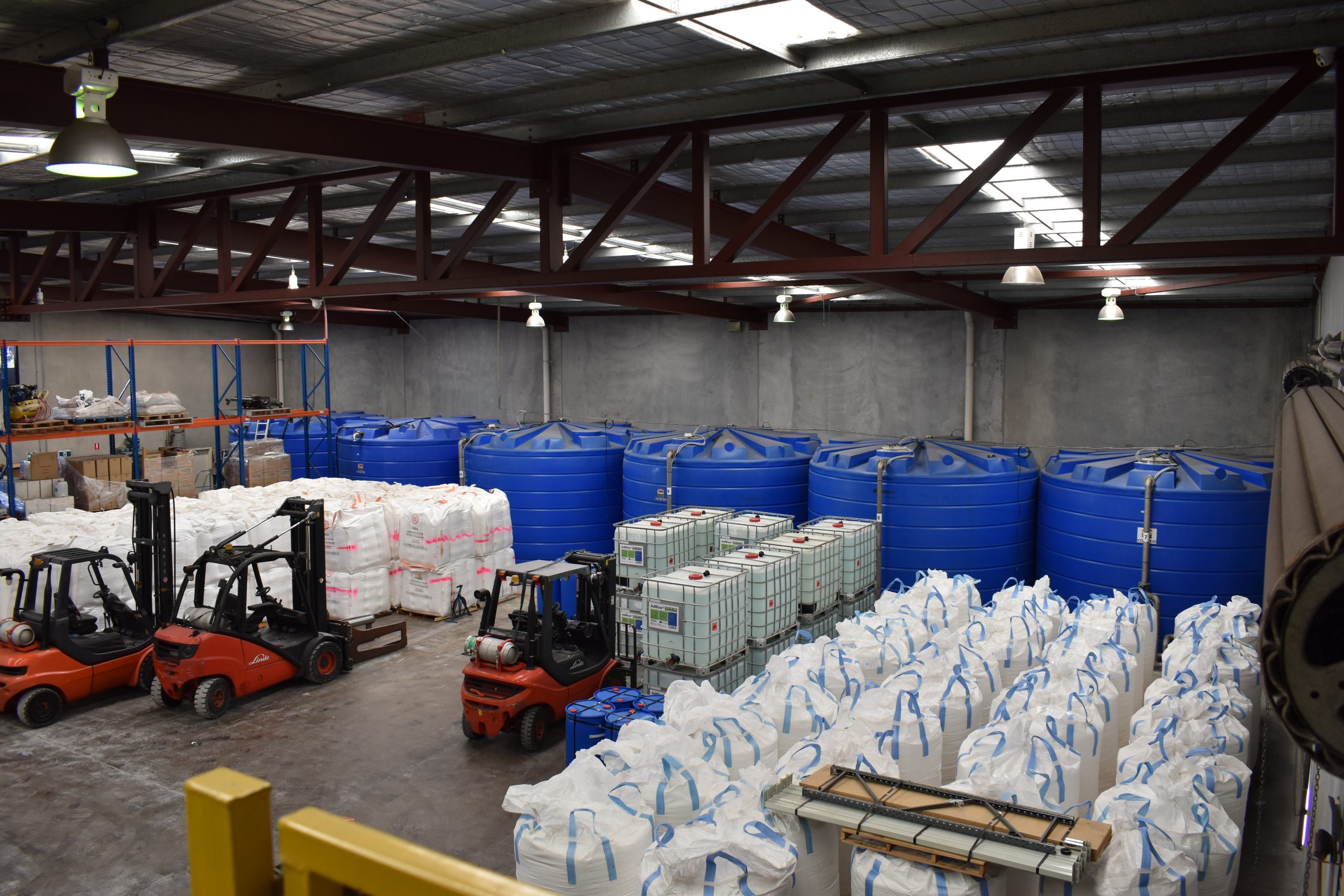 Ecoblue AdBlue® Storage warehouse. Urea bags, tanks, IBCs.